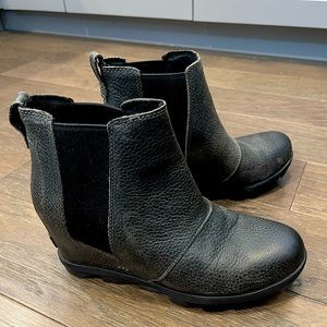 Joan of Arc Wedge II - in Quarry (charcoal)